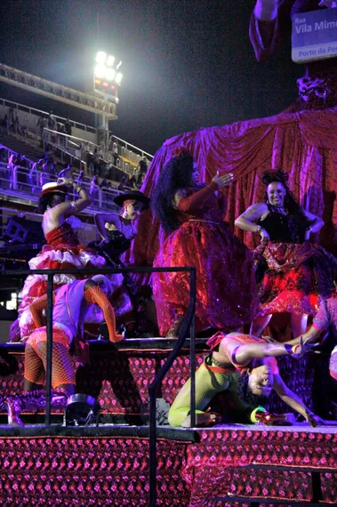 Veja o desfile da Porto da Pedra, de São Gonçalo, em fotos