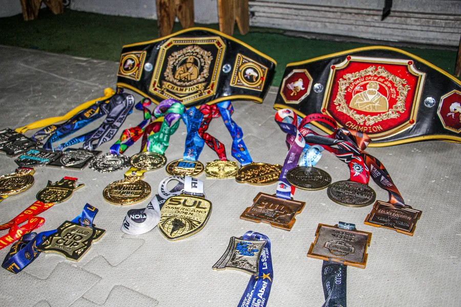 Atletas de Niterói vendem paçoca para disputar o Brasileiro de Jiu-Jitsu em São Paulo