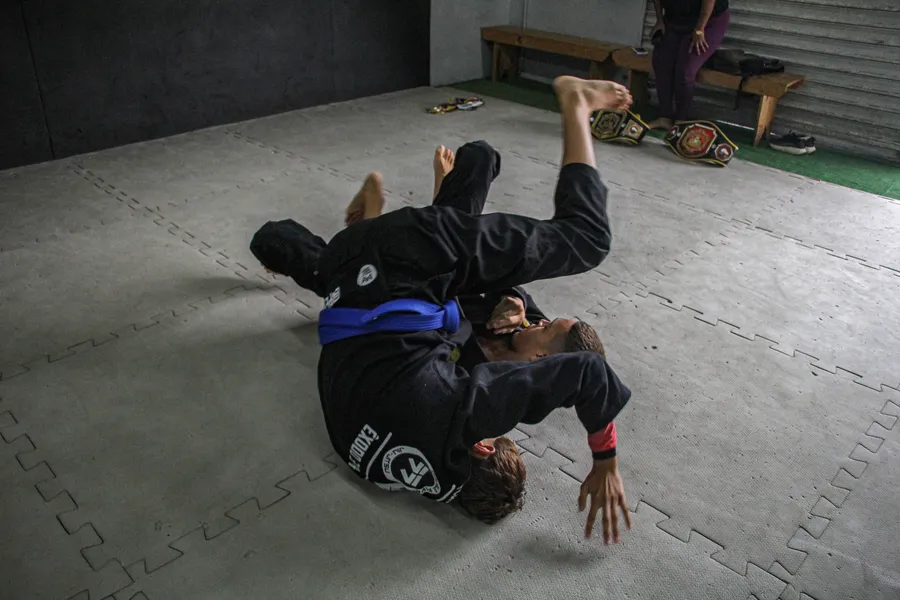 Atletas de Niterói vendem paçoca para disputar o Brasileiro de Jiu-Jitsu em São Paulo
