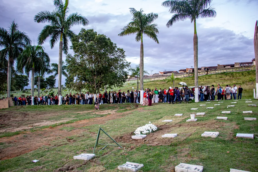 Corpo de Oton São Paio é sepultado no Memorial Parque Nictheroy, em São Gonçalo