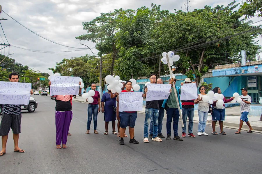 Corpo de pedreiro morto pela PM é sepultado em São Gonçalo em meio a protestos de familiares e amigos