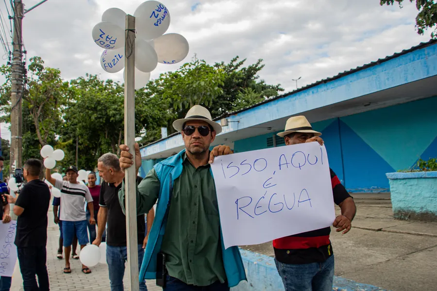 Corpo de pedreiro morto pela PM é sepultado em São Gonçalo em meio a protestos de familiares e amigos