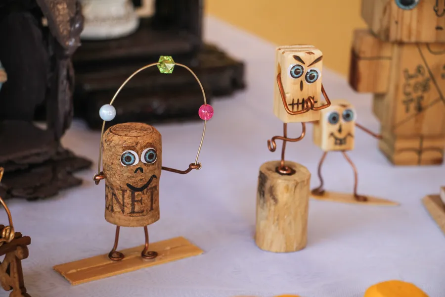 Do lixo ao luxo: Morador de São Gonçalo transforma materiais recicláveis em peças criativas