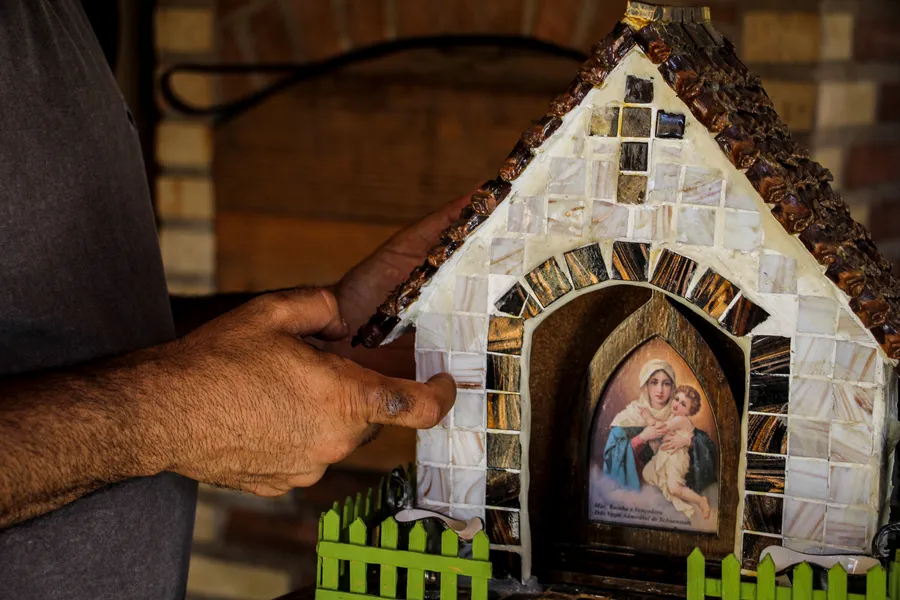 Do lixo ao luxo: Morador de São Gonçalo transforma materiais recicláveis em peças criativas