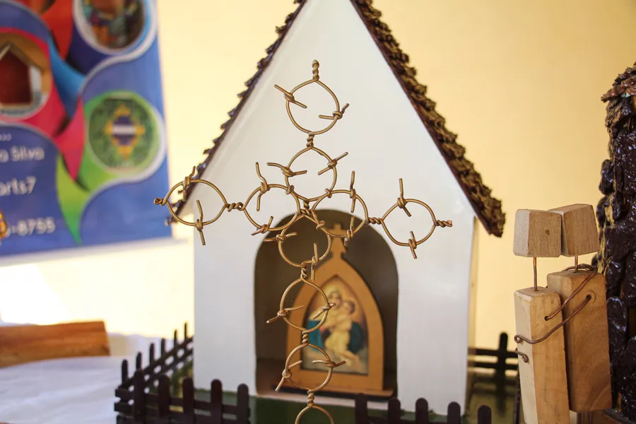 Do lixo ao luxo: Morador de São Gonçalo transforma materiais recicláveis em peças criativas