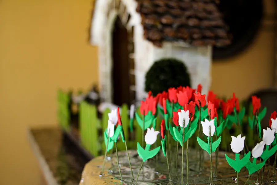 Do lixo ao luxo: Morador de São Gonçalo transforma materiais recicláveis em peças criativas