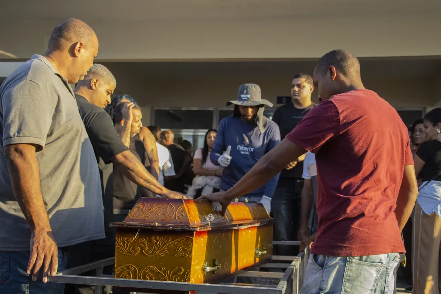Enterro de Izabela Leite, em Niterói, é marcado por emoção de familiares e amigos