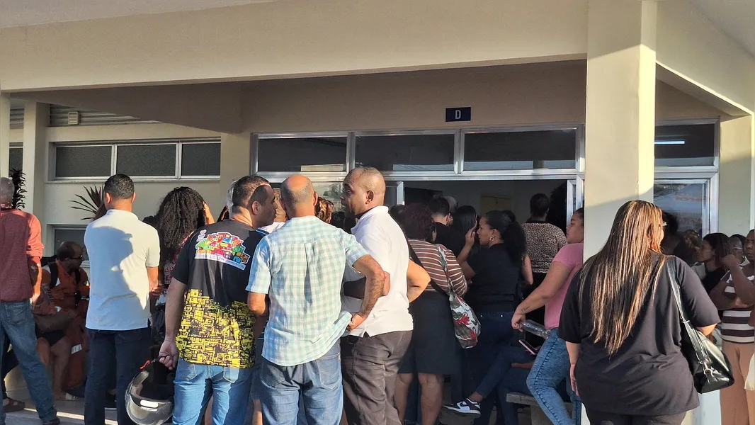 Enterro de Izabela Leite, em Niterói, é marcado por emoção de familiares e amigos