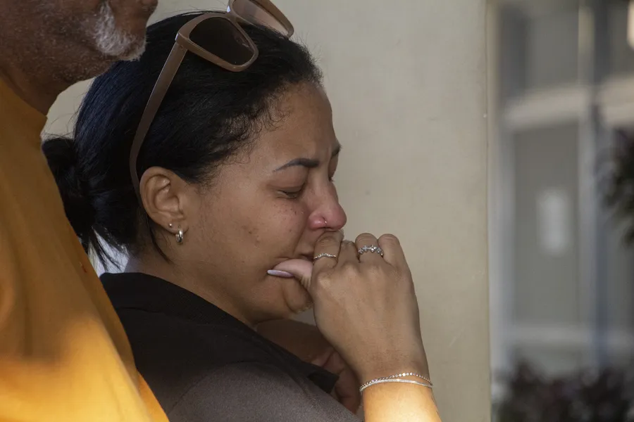 Enterro de Izabela Leite, em Niterói, é marcado por emoção de familiares e amigos