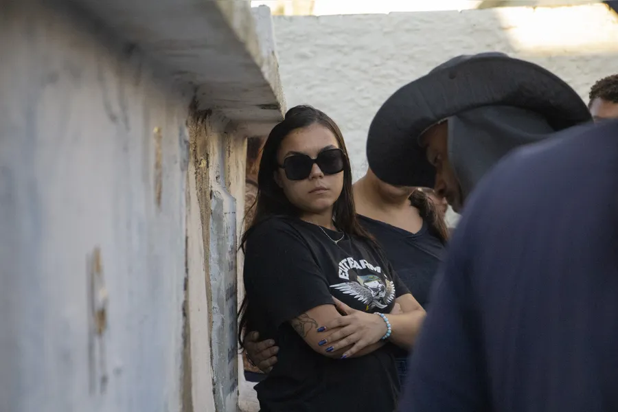 Enterro de Izabela Leite, em Niterói, é marcado por emoção de familiares e amigos