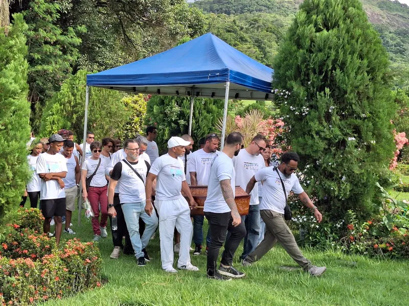 Familiares, amigos e alunos dão último adeus ao mestre Paulinho Sabiá