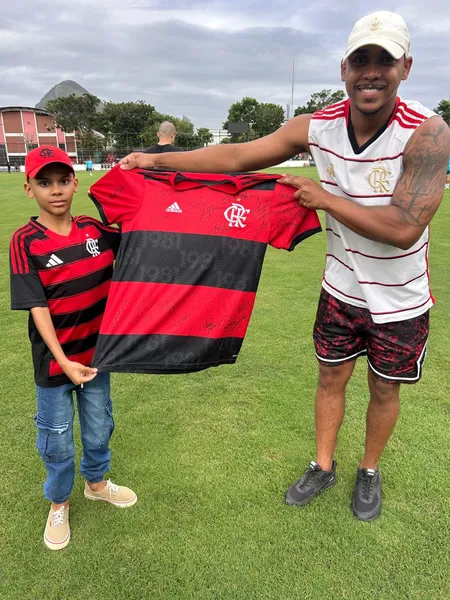 Menino que enfrenta um câncer visita Gávea e ganha camisa autografada do FlaMaster