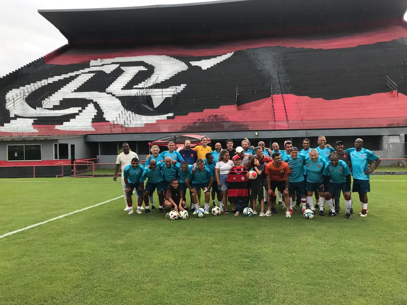 Menino que enfrenta um câncer visita Gávea e ganha camisa autografada do FlaMaster