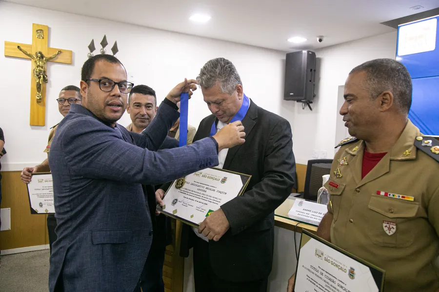 Militares do Corpo de Bombeiros recebem menções e medalhas da Câmara Municipal de São Gonçalo