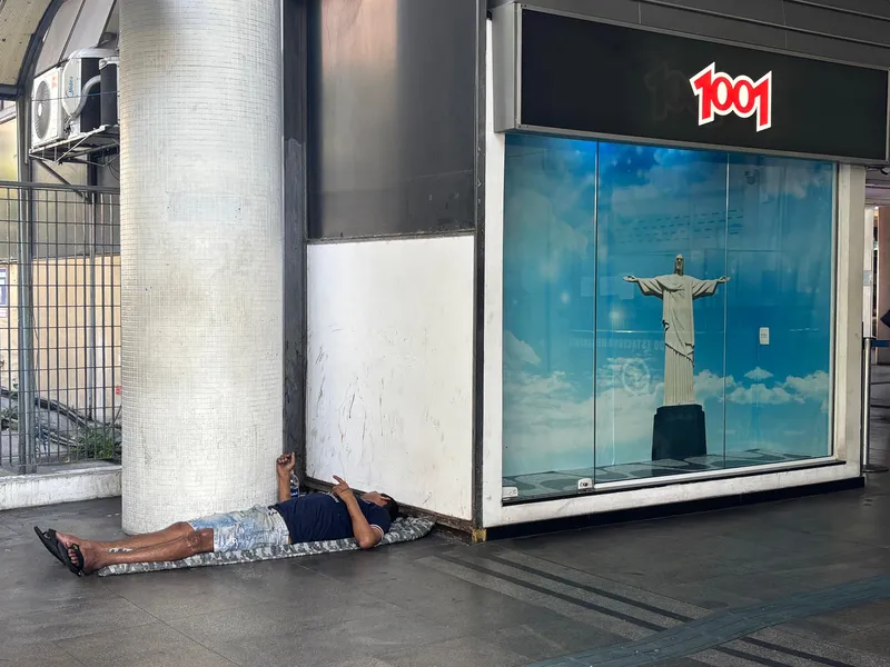 Passageiros apontam abandono e problemas estruturais no Terminal Roberto Silveira