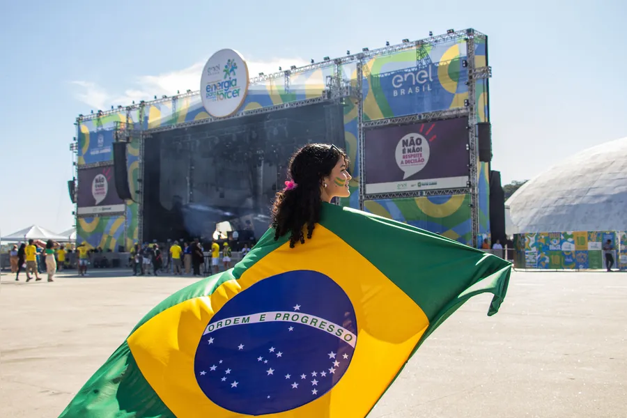 Veja em fotos a festa dos torcedores de Niterói durante a vitória do Brasil sobre o Japão