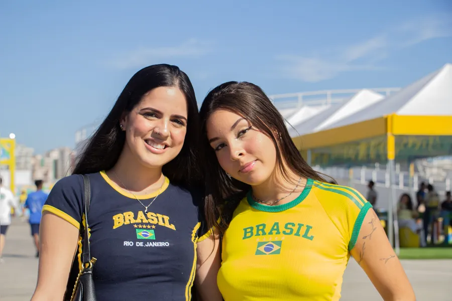 Veja em fotos a festa dos torcedores de Niterói durante a vitória do Brasil sobre o Japão