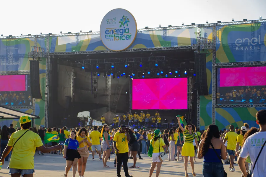 Veja em fotos a festa dos torcedores de Niterói durante a vitória do Brasil sobre o Japão