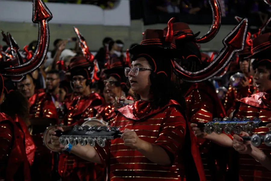 Veja o desfile da Porto da Pedra, de São Gonçalo, em fotos