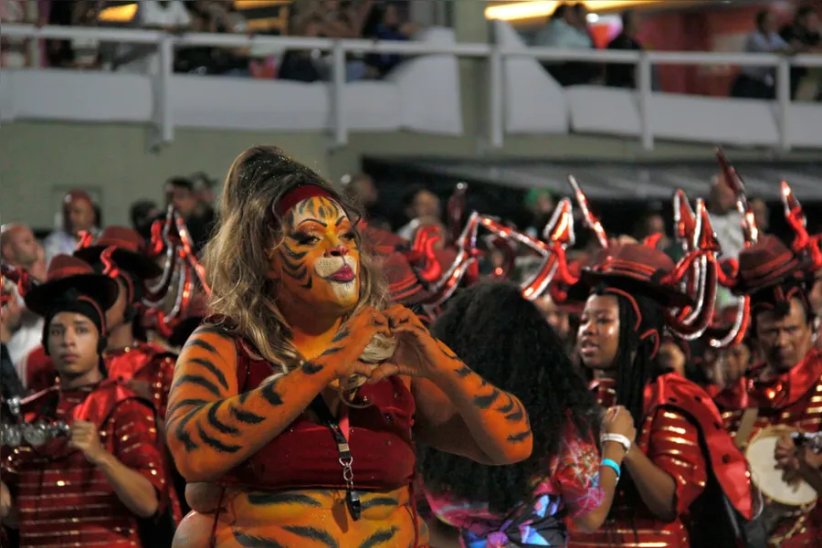 Veja o desfile da Porto da Pedra, de São Gonçalo, em fotos