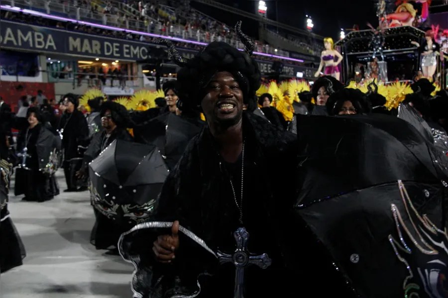Veja o desfile da Porto da Pedra, de São Gonçalo, em fotos