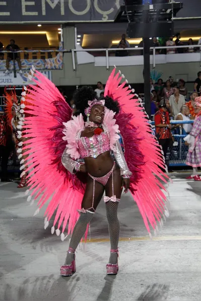 Veja o desfile da Porto da Pedra, de São Gonçalo, em fotos