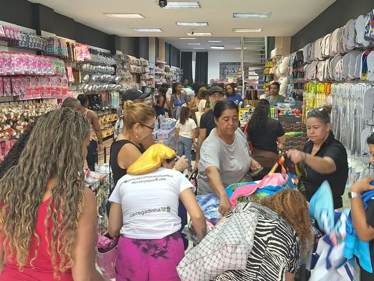 'Boom' de loja de preços populares continua mesmo após semana de inauguração em Niterói