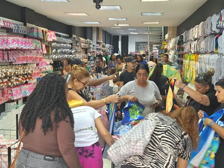 'Boom' de loja de preços populares continua mesmo após semana de inauguração em Niterói