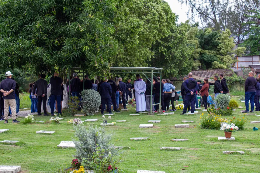 Corpo de policial militar executado a tiros no Centro de São Gonçalo é sepultado nesta quarta (16)