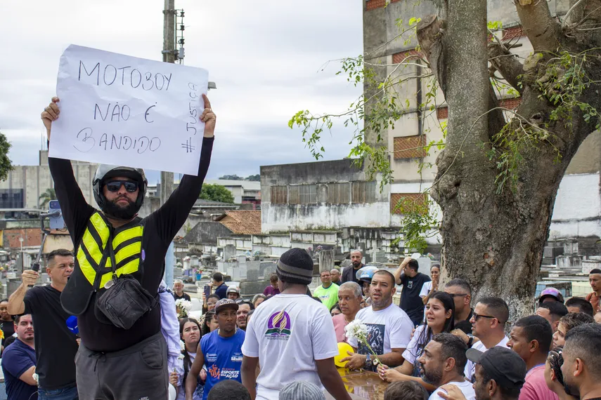 Enterro de motoboy morto por policiais é marcado por emoção e indignação