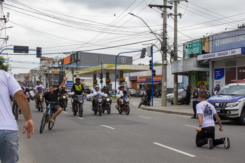 Enterro de motoboy morto por policiais é marcado por emoção e indignação