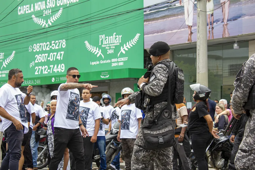Enterro de motoboy morto por policiais é marcado por emoção e indignação