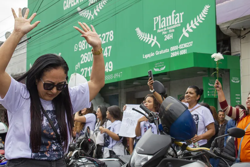 Enterro de motoboy morto por policiais é marcado por emoção e indignação