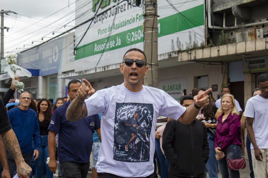 Enterro de motoboy morto por policiais é marcado por emoção e indignação