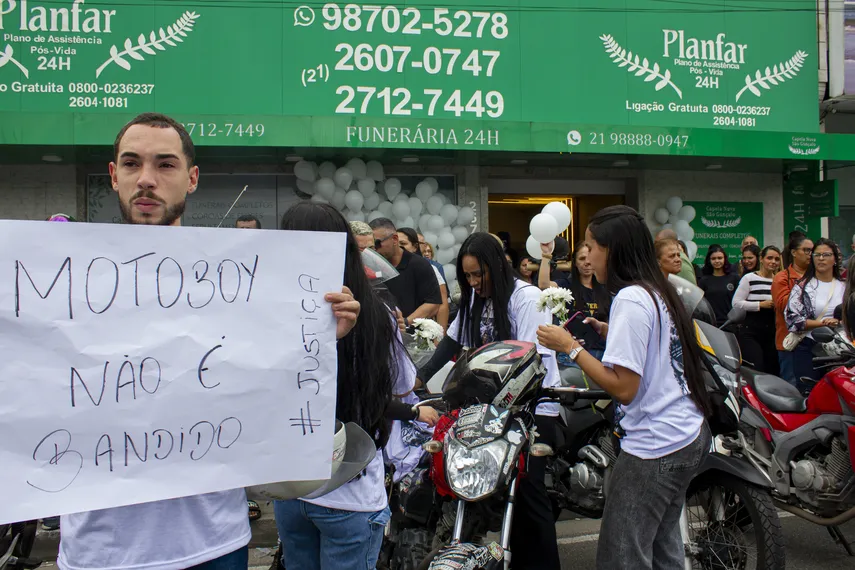 Enterro de motoboy morto por policiais é marcado por emoção e indignação