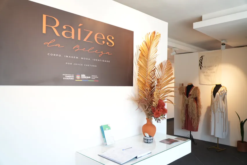Exposição ‘Raízes da Beleza’ está aberta para visitação na Casa das Artes em São Gonçalo
