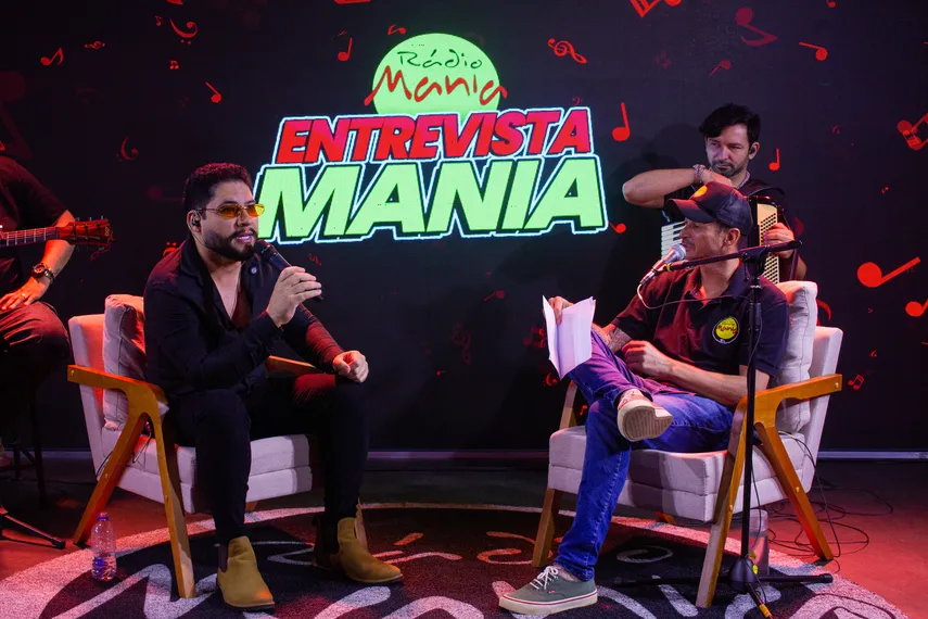 Ícaro Moraes se apresenta na Rádio Mania e anuncia quatro DVDs inéditos