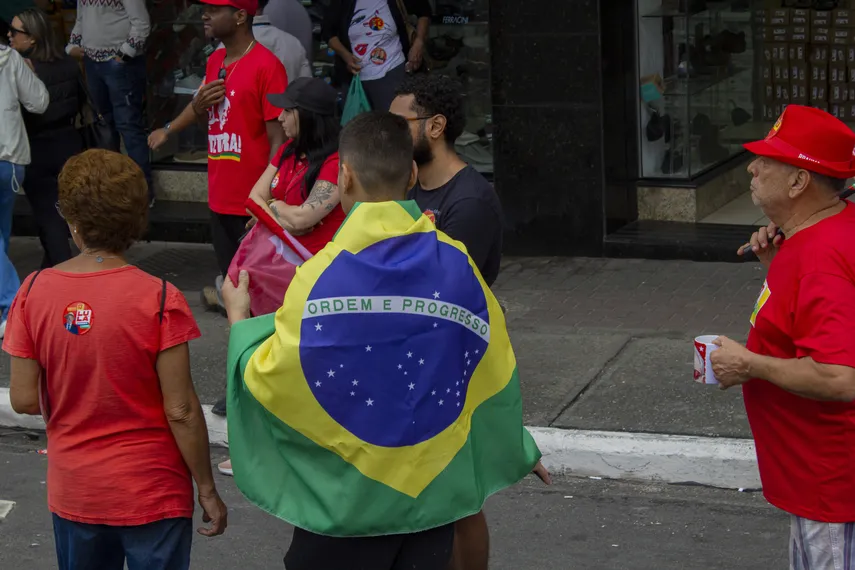 Lula participa de ato político e reúne multidão no Centro de São Gonçalo
