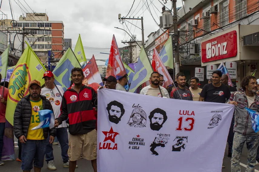 Lula participa de ato político e reúne multidão no Centro de São Gonçalo