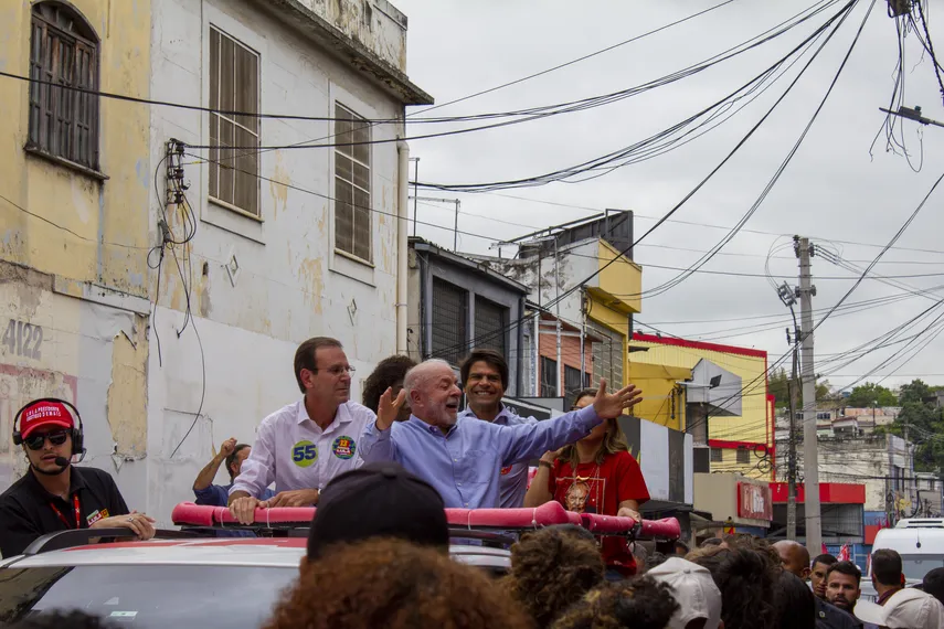 Lula participa de ato político e reúne multidão no Centro de São Gonçalo
