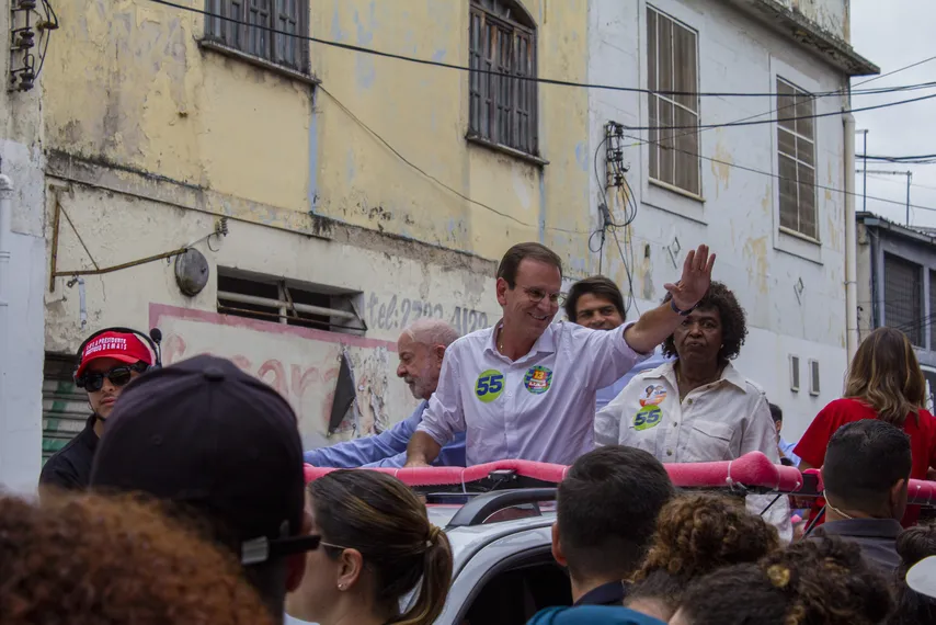 Lula participa de ato político e reúne multidão no Centro de São Gonçalo