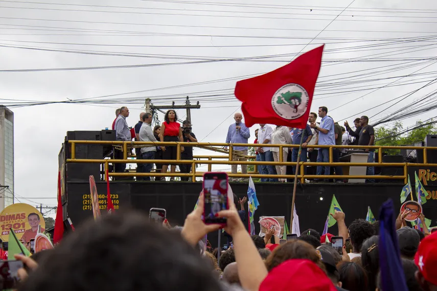 Lula participa de ato político e reúne multidão no Centro de São Gonçalo