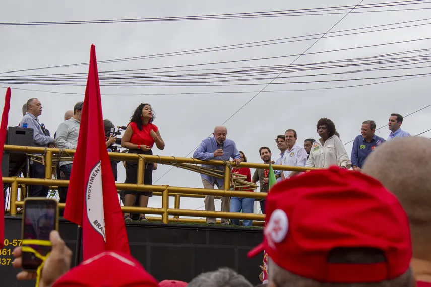 Lula participa de ato político e reúne multidão no Centro de São Gonçalo