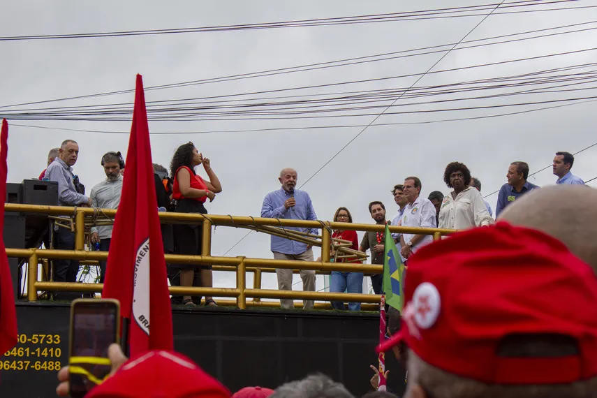 Lula participa de ato político e reúne multidão no Centro de São Gonçalo
