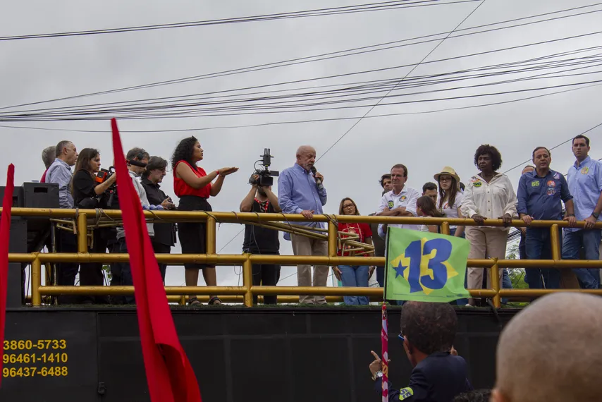 Lula participa de ato político e reúne multidão no Centro de São Gonçalo