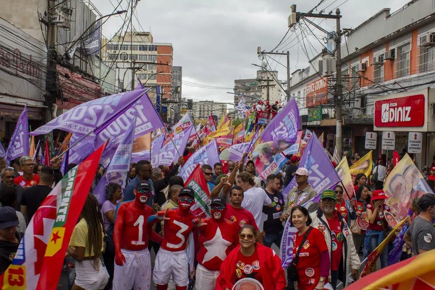 Lula participa de ato político e reúne multidão no Centro de São Gonçalo