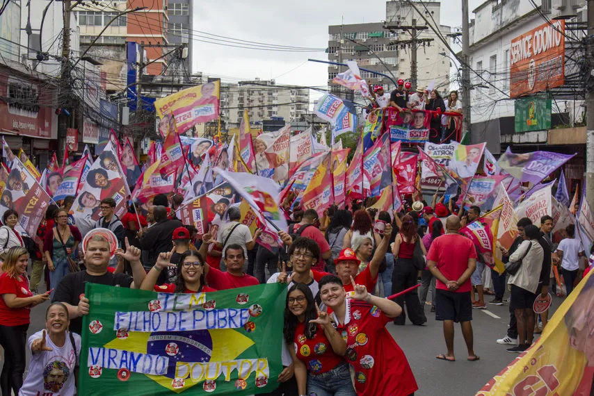 Lula participa de ato político e reúne multidão no Centro de São Gonçalo