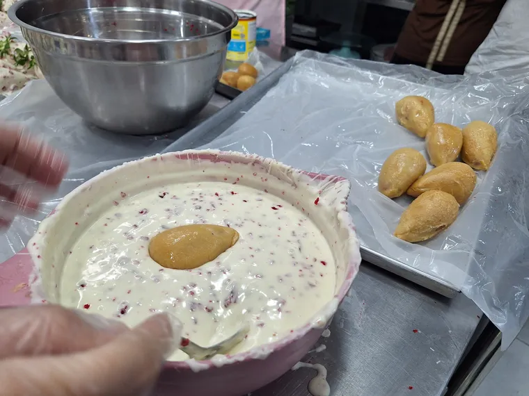 Morango Cravejado: nova febre conquista as confeitarias de São Gonçalo