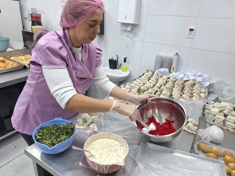 Morango Cravejado: nova febre conquista as confeitarias de São Gonçalo