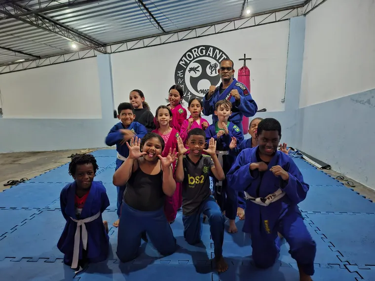 Professor de São Gonçalo transforma garagem de casa em espaço gratuito de Jiu-Jitsu